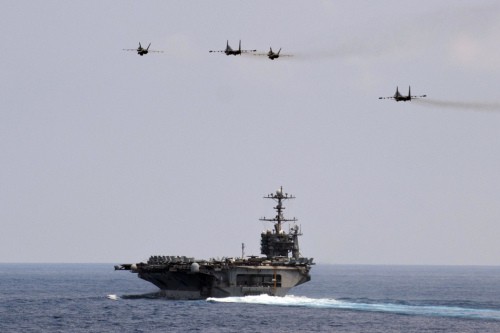 Biên đội máy bay chiến đấu Su-30MKM Malaysia và F/A-18 quân Mỹ bay qua tàu sân bay USS George Washington, Hải quân Mỹ.